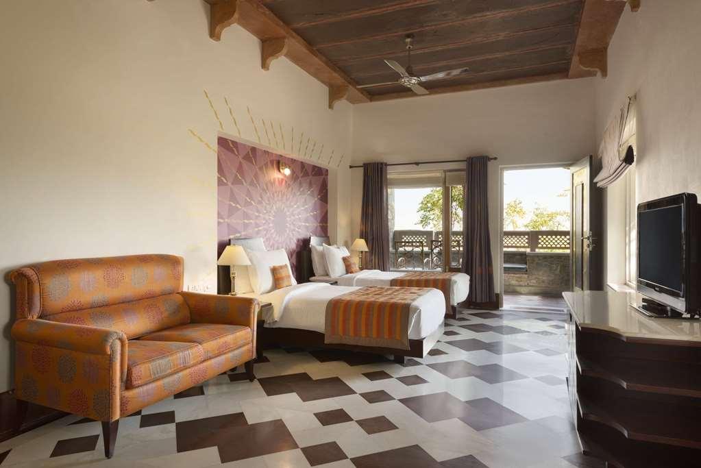 Ramada Udaipur Resort & Spa Quarto foto