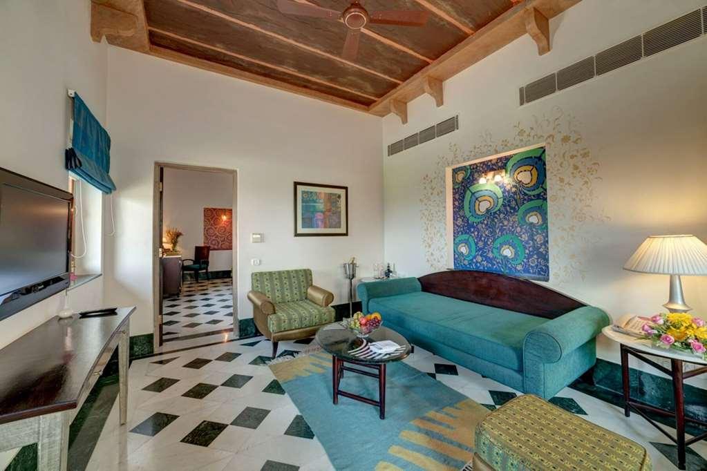 Ramada Udaipur Resort & Spa Quarto foto