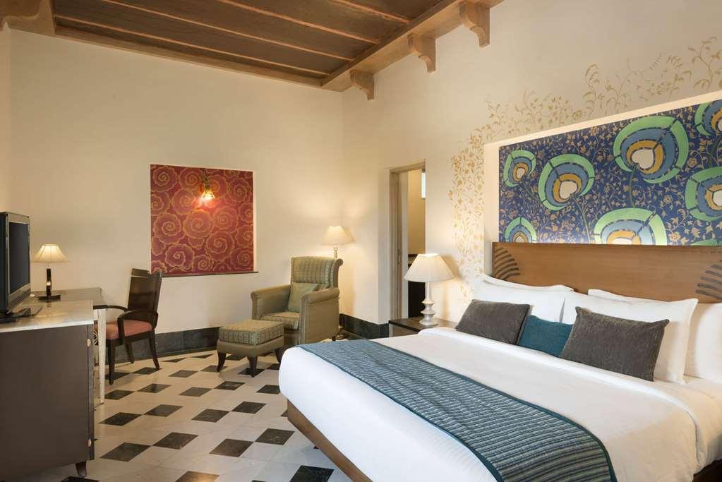 Ramada Udaipur Resort & Spa Quarto foto